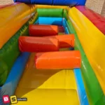 پلی گراند بادی با امکانات متنوع از جمله استخر توپ، صخره‌نوردی و رمپ و سبد بسکتبال